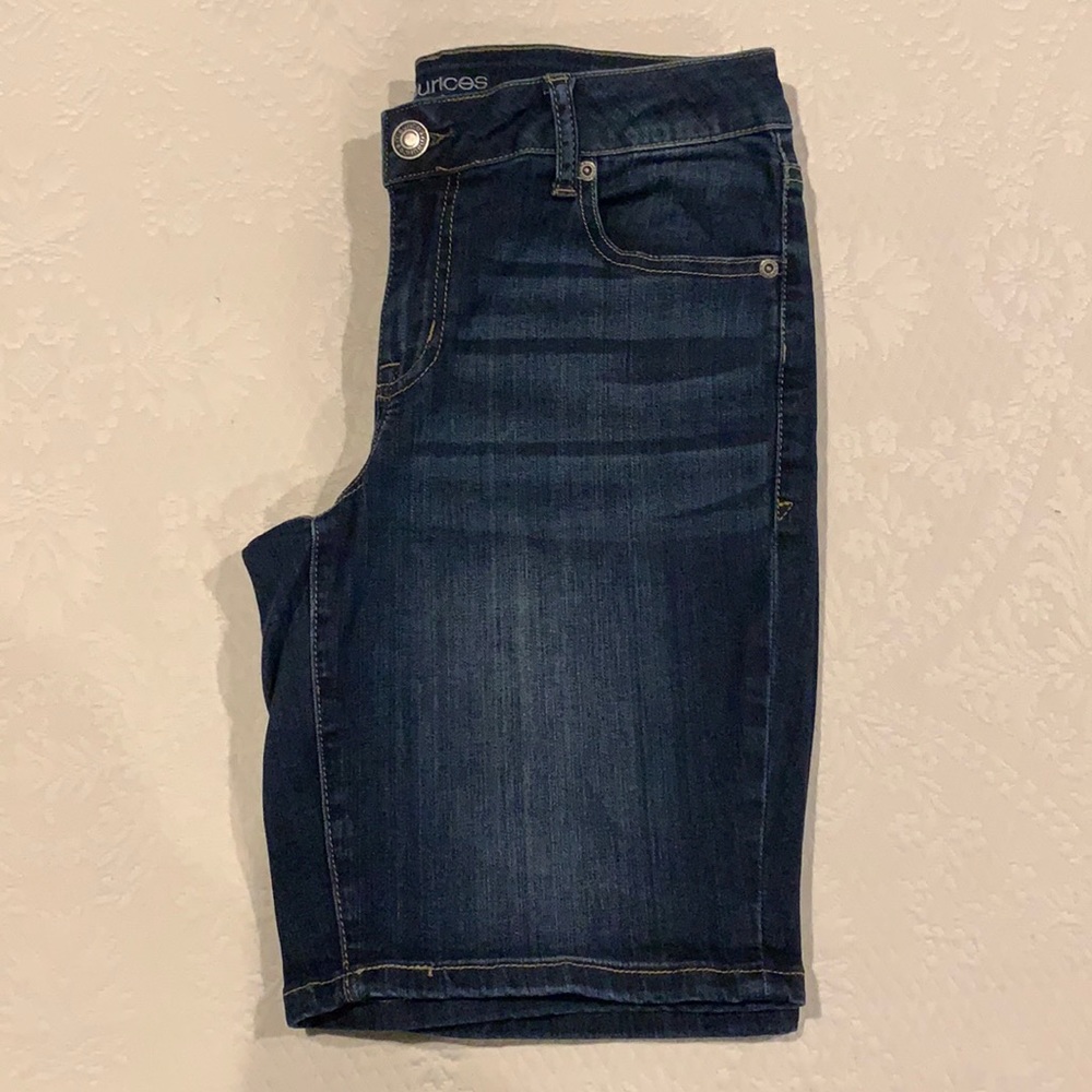 MAURICES JEAN SHORTS SIZE 6